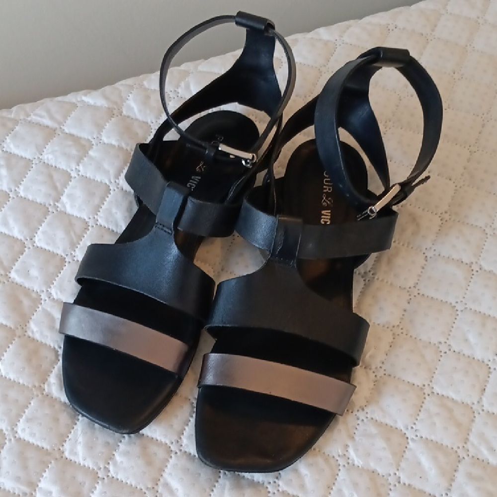 Pour La Victoire Black Flat Sandals
